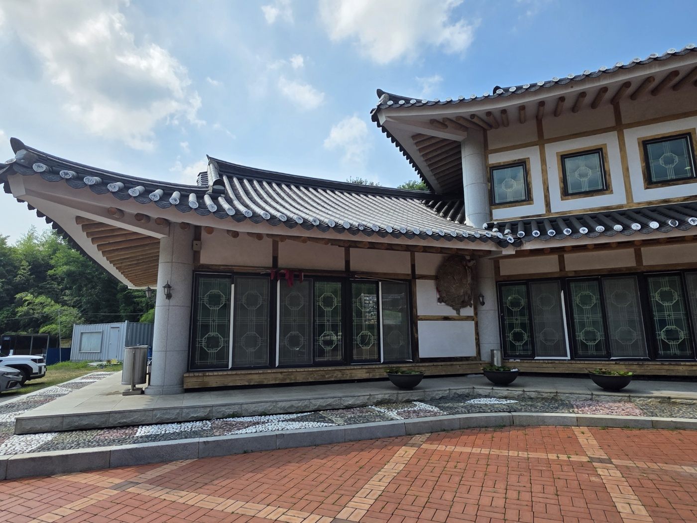 한옥 처마와 툇마루